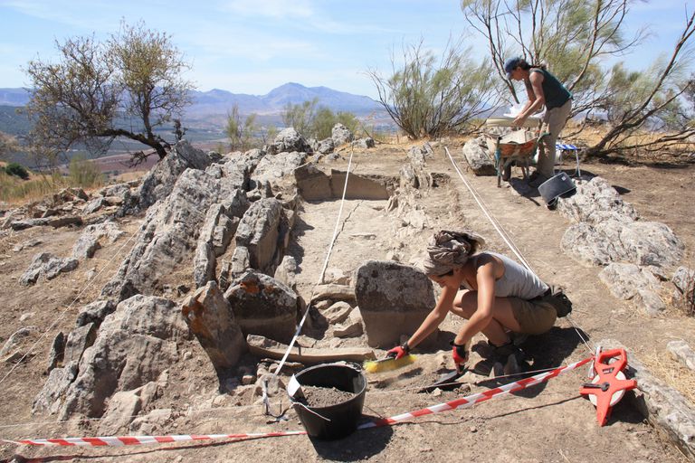 Dos especialistas trabajando en la excavación del cuarto dolmen de Antequera.