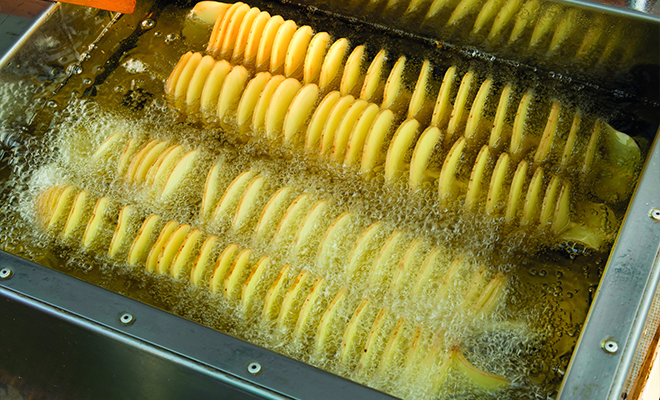 Papas en rodajas en una freidora