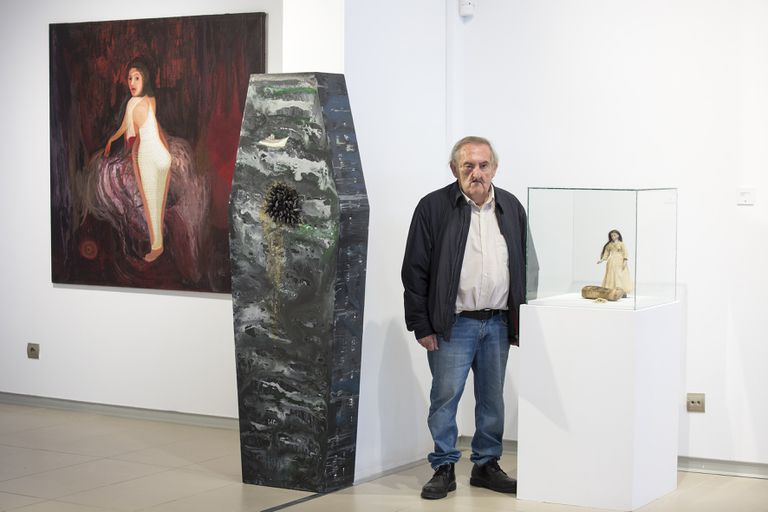 Francisco Peinado, este viernes en su exposición en El Portón, en Alhaurín de la Torre (Málaga), junto a sus obras 'La modelo', el sarcófago 'Los barcos' y la instalación 'Cuidadora de almas'.