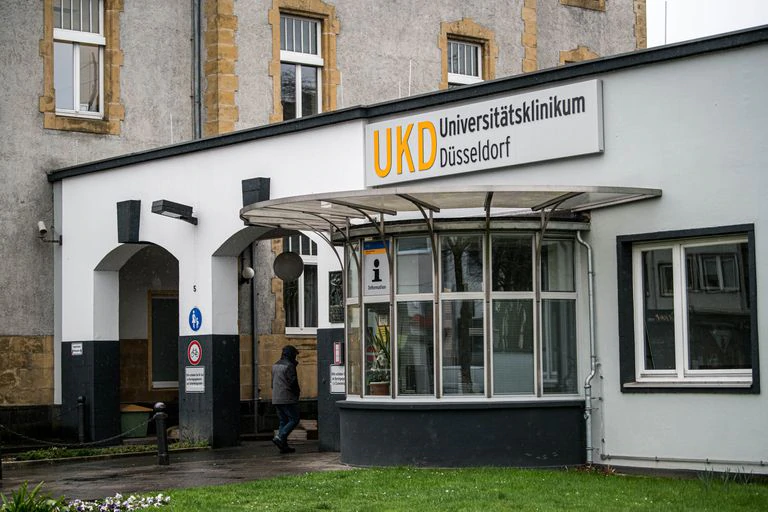 Entrada del Hospital Universitario Uniklinik en Dusseldorf (Alemania).