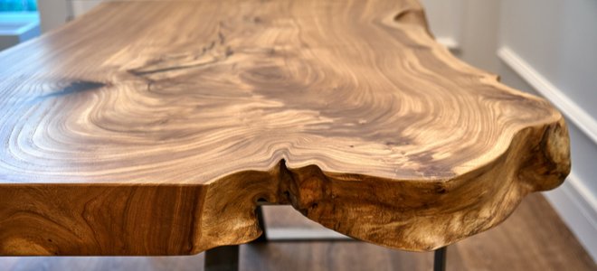 mesa de madera con borde vivo