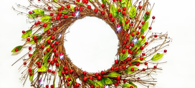 una colorida corona hecha con vid y bayas