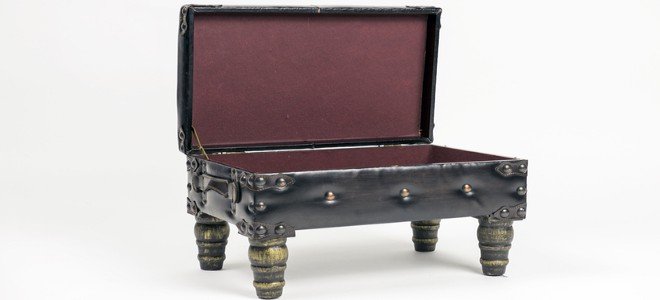 Un taburete con compartimento de almacenamiento.