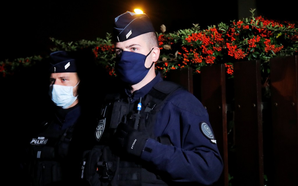 París: hallan decapitado a profesor que mostró caricaturas de ‘Charlie Hebdo’ en clase