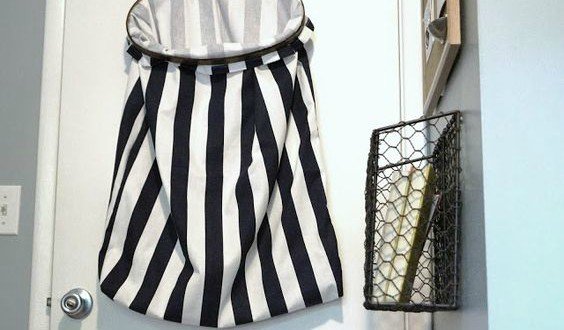 Una cesta colgada de una puerta hecha con una funda de almohada.