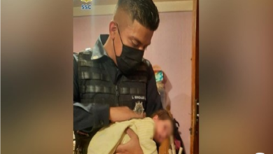 Policía salva a un bebé recién nacido de asfixiarse, utiliza novedosa técnica de salvamiento