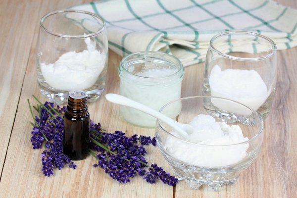 Ingredientes para hacer un exfoliante corporal con aceite de lavanda.