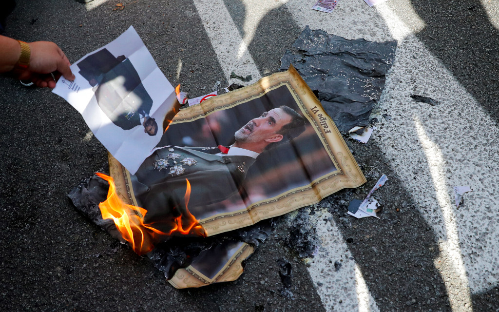 Protestan tras finalizar Barcelona New Economy Week, acto en que participó el Rey | Video