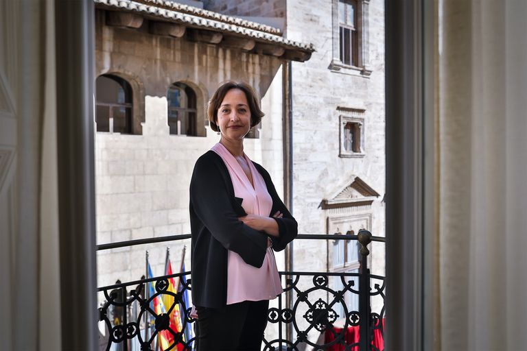 La lingüista y secretaria autonómica de Comunicación, Beatriz Gallardo, frente al Palau de la Generalitat.