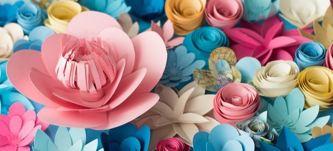 Surtido de coloridas flores de papel artesanales.