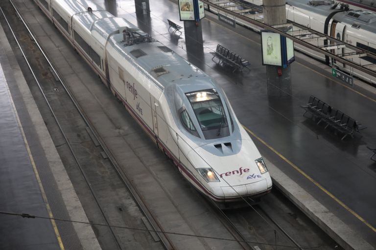Un tren de Renfe a su llegada a la estación de Atocha, en Madrid.