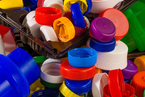 Un montón de tapas de plástico y tupperware. 