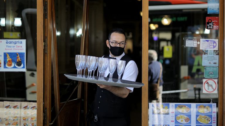 Un camarero del Cafè de l'Òpera de Barcelona, este miércoles.
