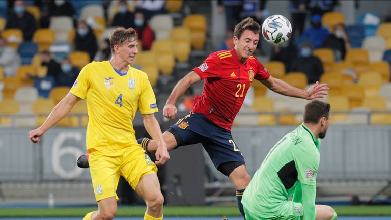 Mikel Oyarzabal remata ante el portero ucraniano Georgiy Bushchan.