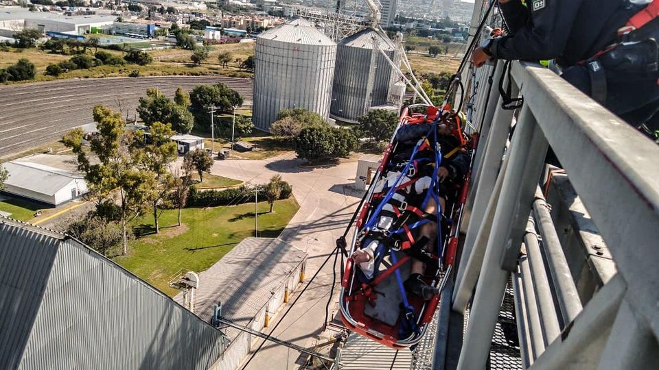 Sufre amputación de pierna, Pilgrim´s no cuenta con seguridad para trabajadores, obrero es rescatado al quedar atrapado en máquina