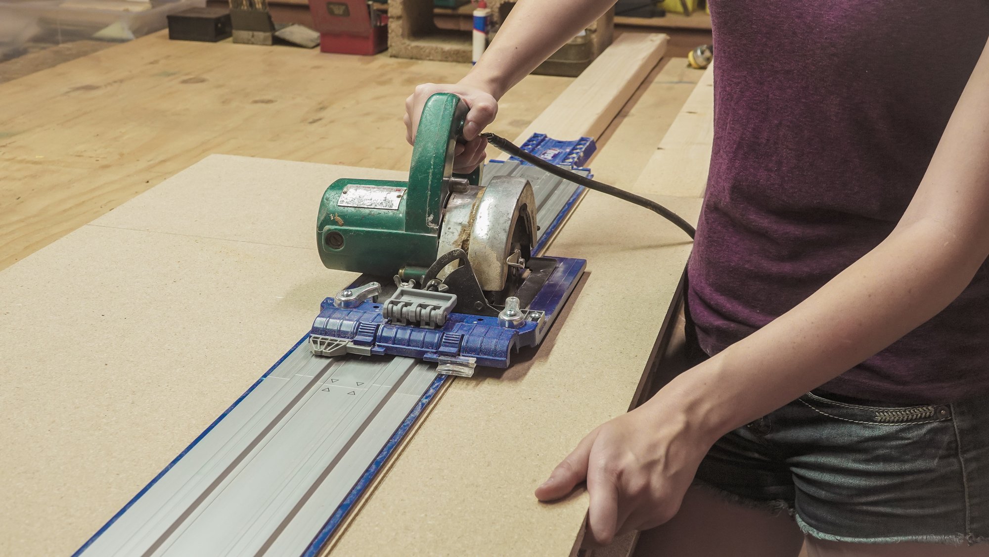 Tablero de partículas que se corta con una sierra circular