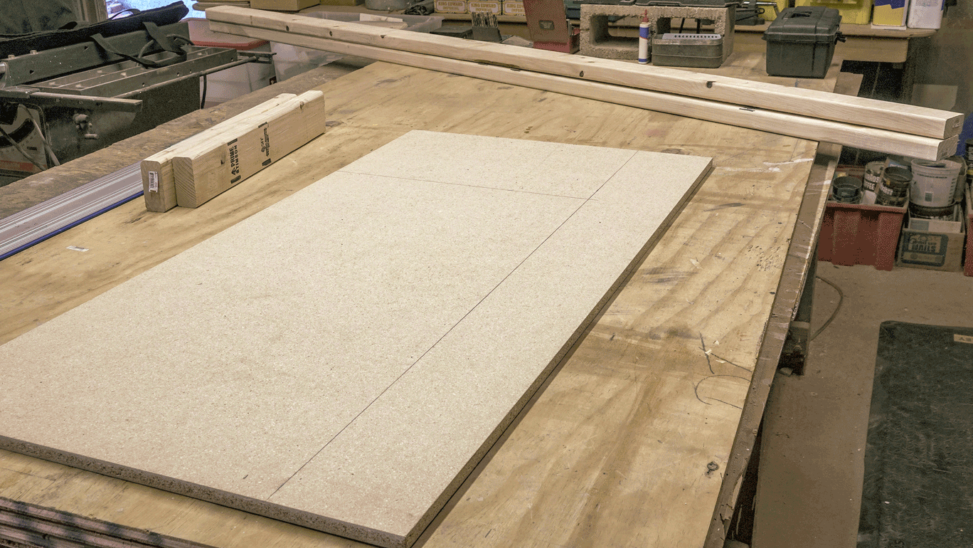 Tablero de partículas con marcas de lápiz para medir