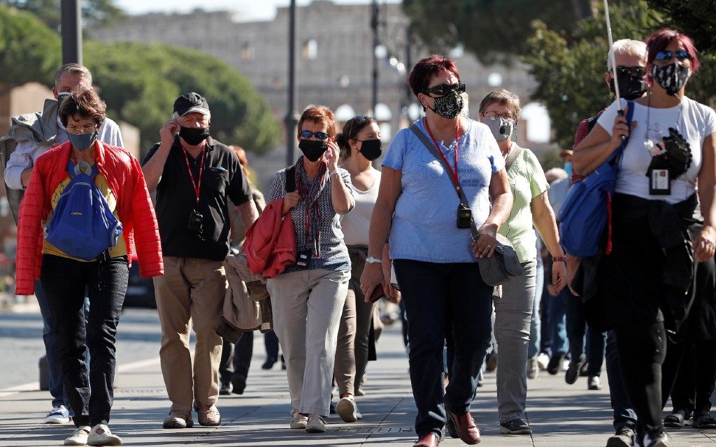 Tras récord de contagios, Polonia cierra restaurantes durante dos semanas y limita reuniones