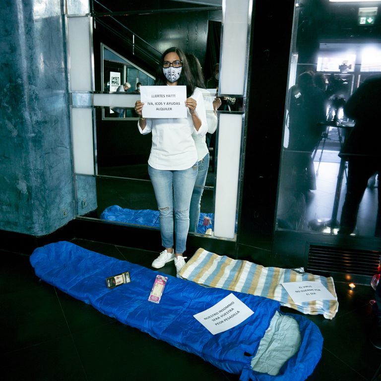 Una trabajadora de una sala de fiestas en Madrid protesta por el cierre del local por el virus.