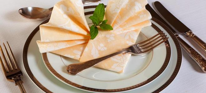 Una mesa navideña perfectamente puesta