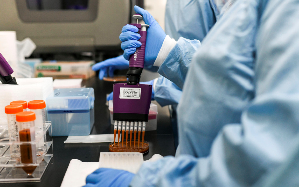 Vacuna dual contra influenza y Covid comenzará a ser probada en humanos en Hong Kong