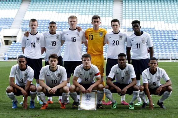 Tom Brewitt, en el centro de la fotografía, fue capitán de Inglaterra Sub-17