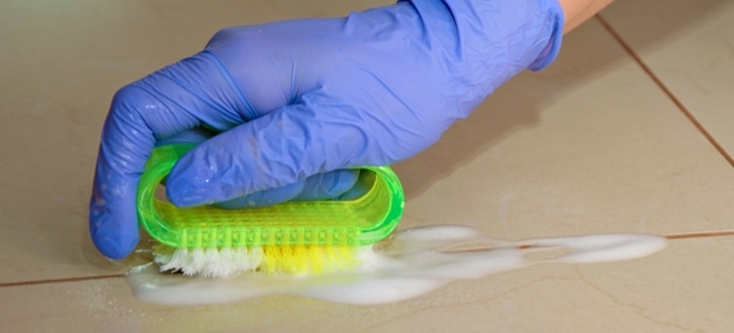 ¿Cambia el color de la lechada cuando se usa un limpiador con lejía?