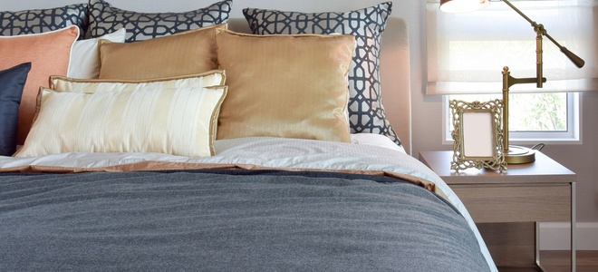 ¿Cómo puedo evitar que las fundas de las almohadas se salgan de las almohadas?