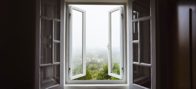 Ventana abierta en una habitación oscura con hermosa vista