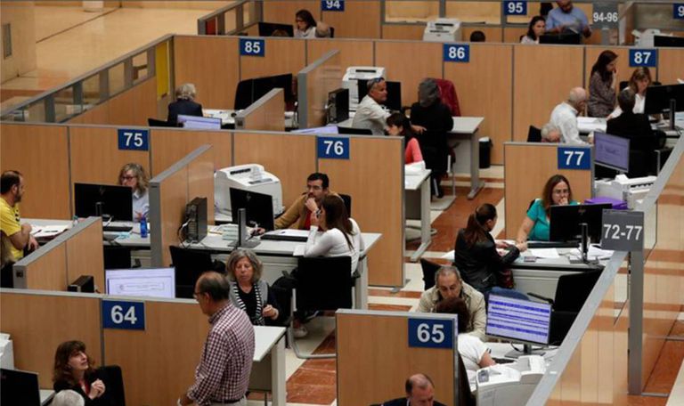 Funcionarios en la delegación de Hacienda en Madrid. 