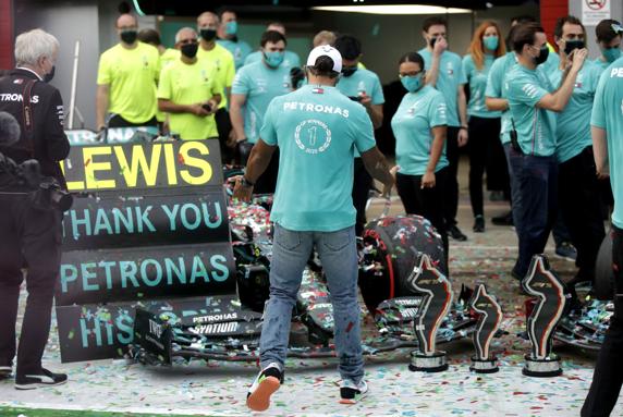 Hamilton celebra el séptimo título de constructores consecutivo de Mercedes tras ganar el GP de la Emilia Romagna