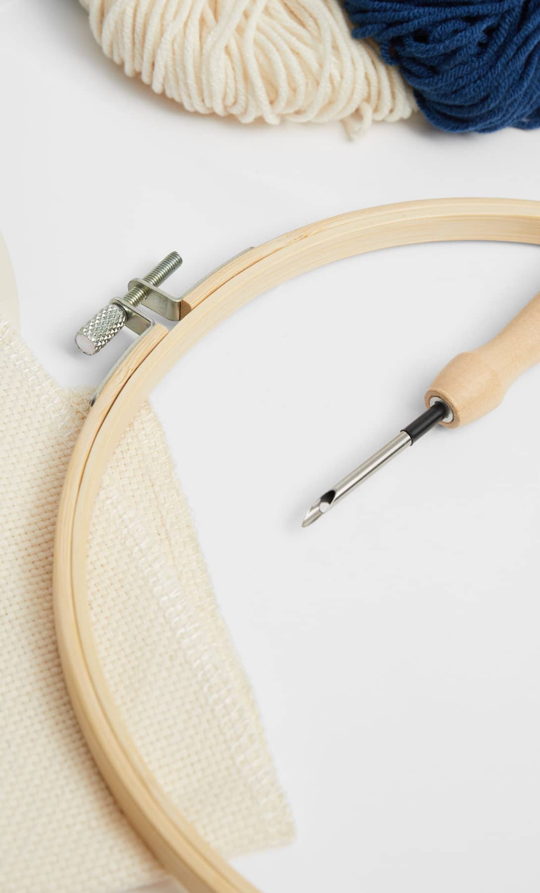 Stradivarius anima las tardes en casa con un increíble kit para aprender a bordar