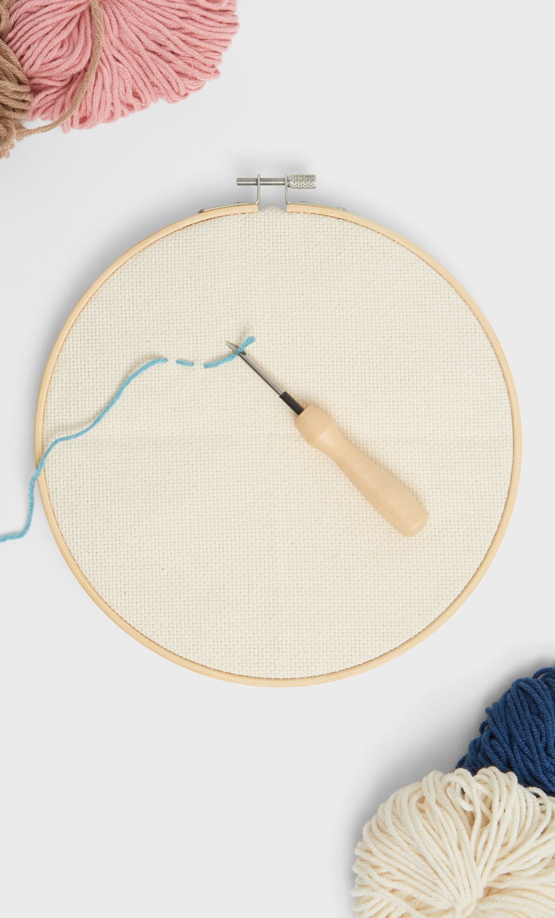 Stradivarius anima las tardes en casa con un increíble kit para aprender a bordar