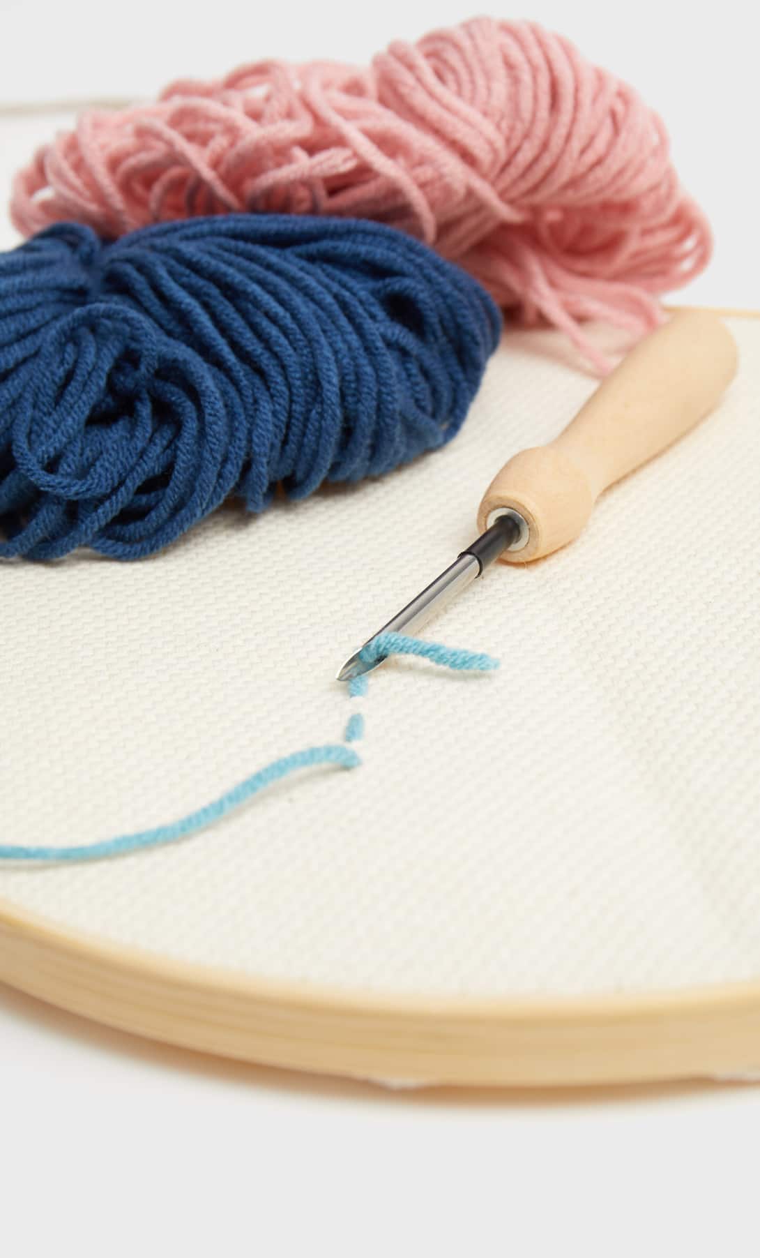 Stradivarius anima las tardes en casa con un increíble kit para aprender a bordar