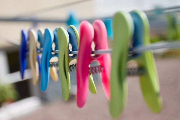 Un tendedero con pinzas para la ropa.