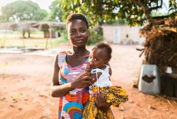 Retrato de Janet Amanyo con su hija en Tsiyinu, Volta Region, Ghana.