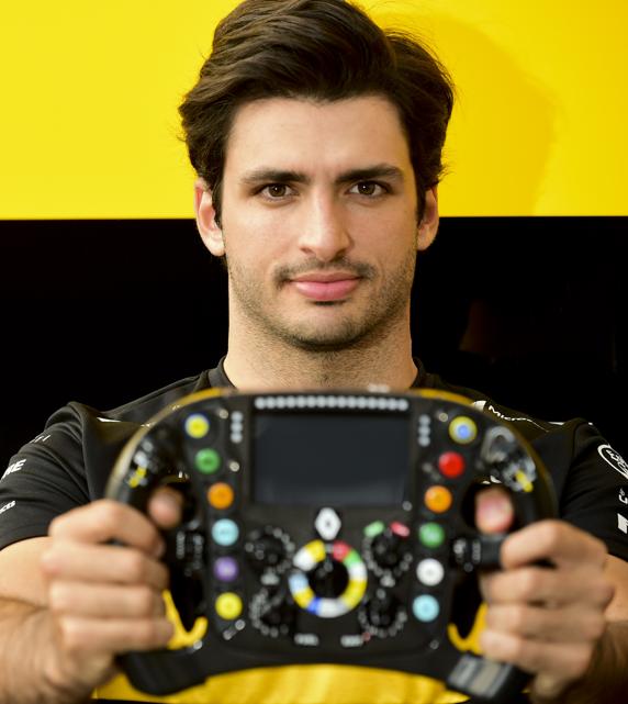 Carlos Sainz, posando para MD con el volante que esta semana tendrá en sus manos Alonso en Bahrein