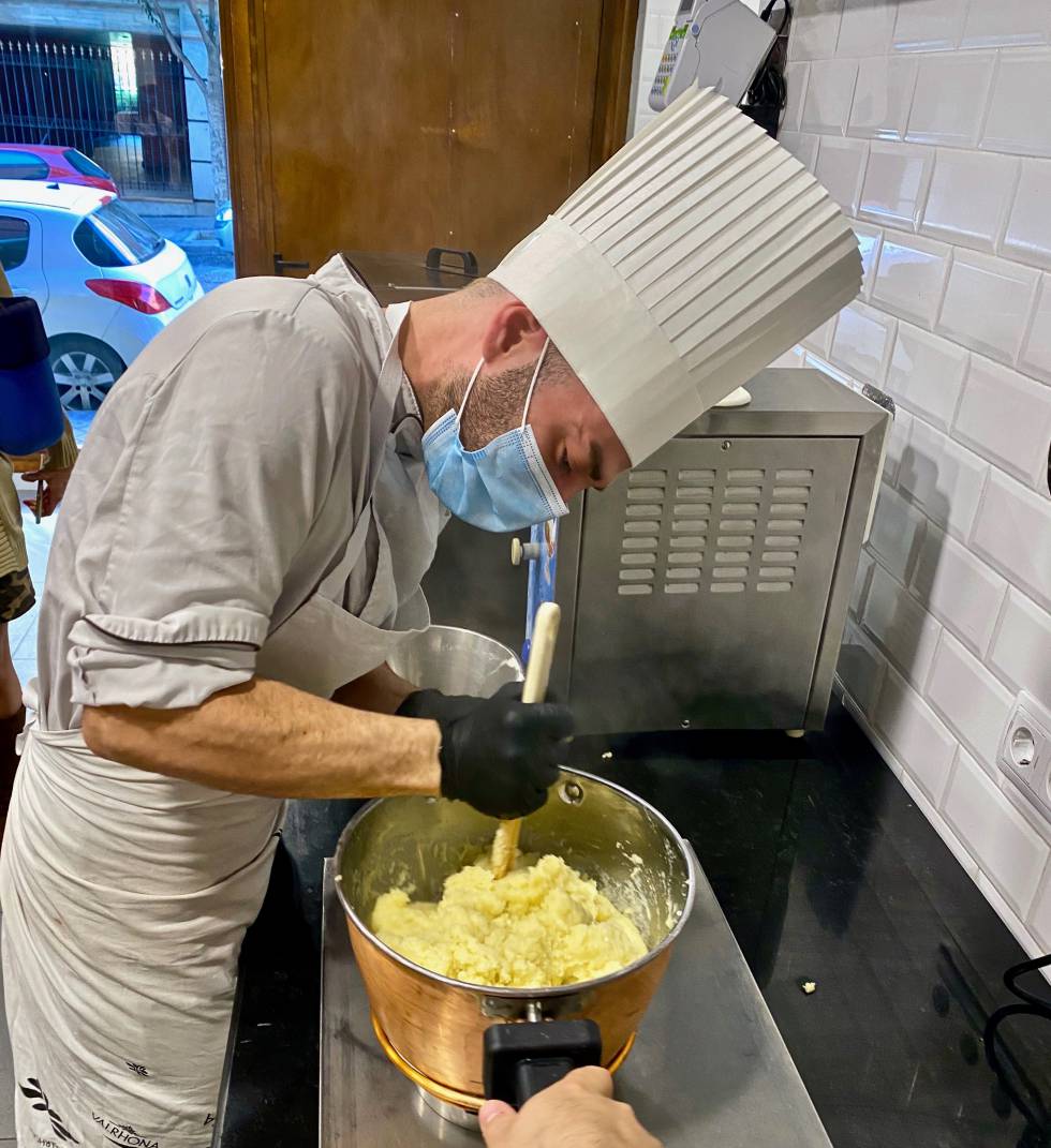 Preparando la masa escaldada.J.C. CAPEL