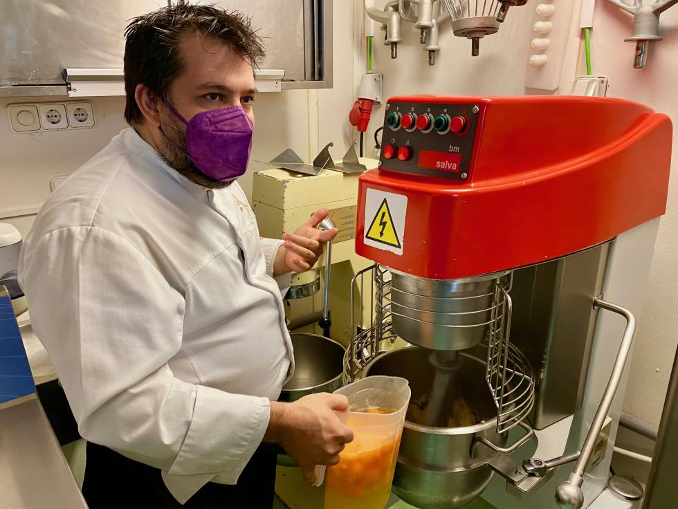 Paso clave, la lenta adición de huevos frescos. J.C. CAPEL 