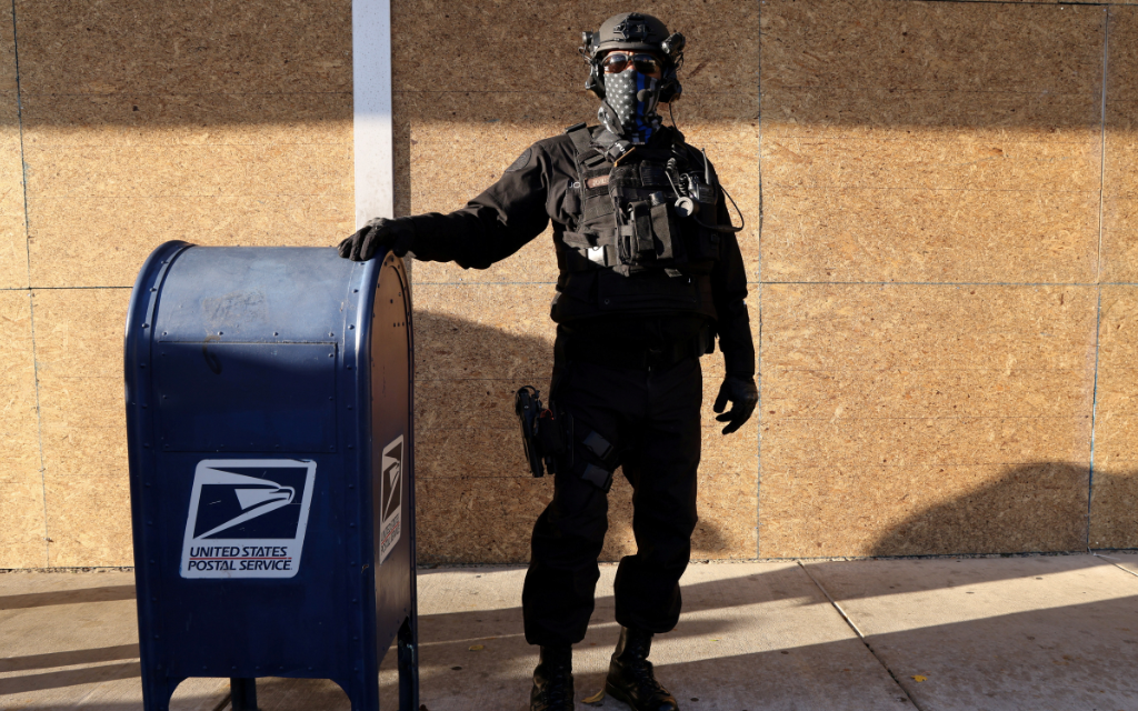 Juez ordena a servicio postal de EU que revise si hay retraso de votos en estados clave