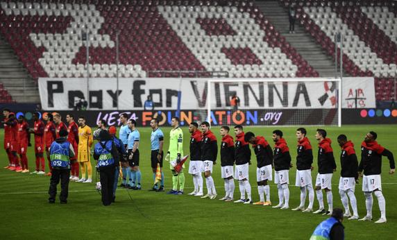 'Pray for Vienna' se pudo leer en uno de los fondos.