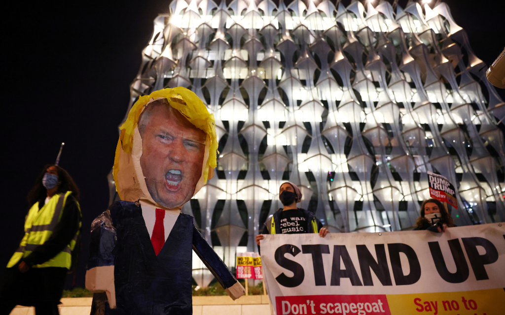 Campaña de Trump presenta demanda en Michigan para detener conteo de votos