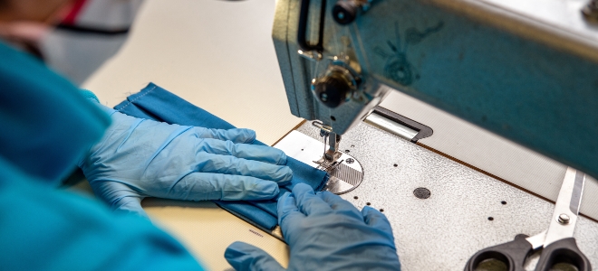 Limpieza y restauración de máquinas de coser antiguas