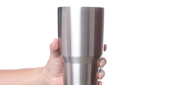 Cómo limpiar una taza de café de acero inoxidable