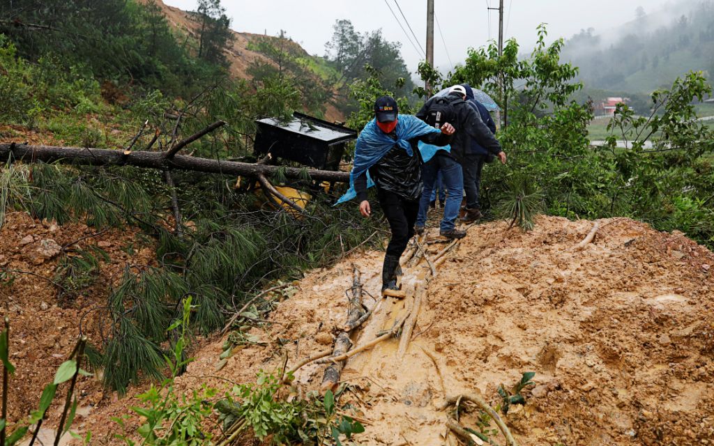 Eta deja unos 100 muertos y decenas de desaparecidos en aldea de Guatemala tras alud