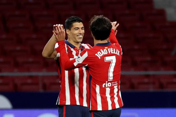 El delantero del Atlético de Madrid Luis Suárez es felicitado por Joao Félix tras marcar el tercer gol.