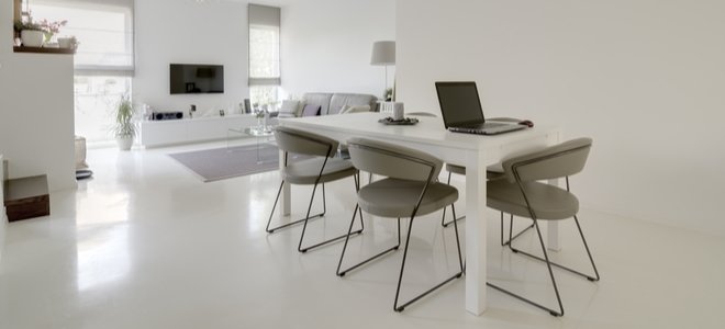 cocina blanca con pisos brillantes