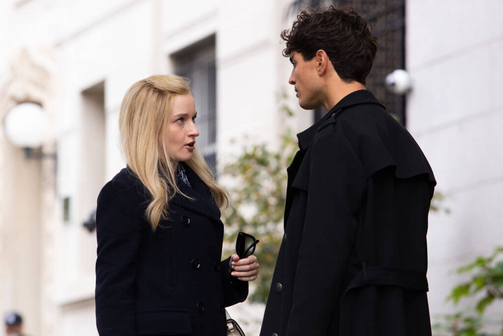 julia garner netflix inventando anna netflix 1