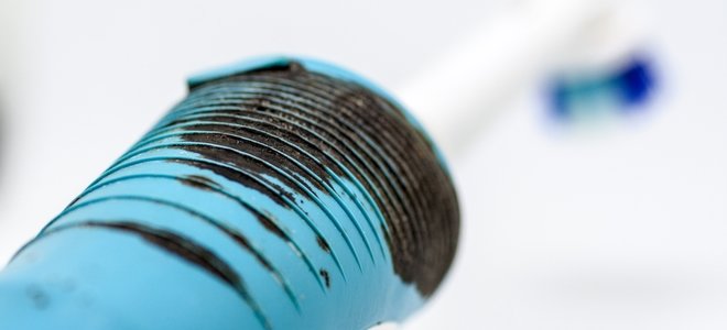 cepillo de dientes automático sucio