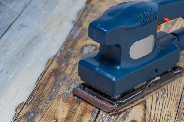 lijadora en un piso de madera